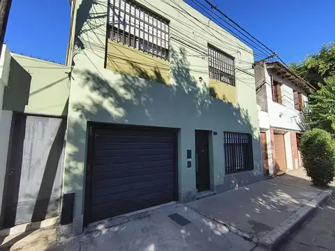 Casa de tres dormitorios con cochera en amplio terreno