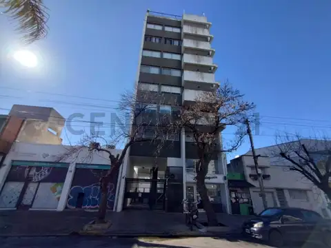 VENTA OFICINA COMERCIAL&nbsp;Excelente ubicación: Calle 13 entre 38 y 39, 1° Piso al FRENTECara