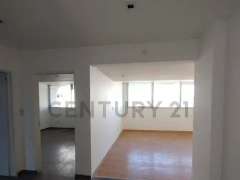 VENTA OFICINA COMERCIAL&nbsp;Excelente ubicación: Calle 13 entre 38 y 39, 1° Piso al FRENTECara