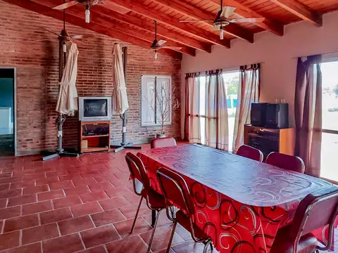 VENTA | PERMUTA - CASA 2 DORMITORIOS CON PILETA Y PARRILLERO - LUIS PALACIOS, SAN LORENZO