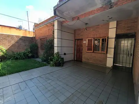 Casa 7 ambientes con 2 deptos, 370 m², cerca de CABA