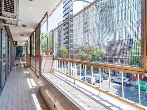 EXCELENTE PISO CON PATIO Y BALCON EN SAN CRISTOBAL