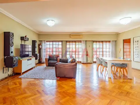 EXCELENTE PISO CON PATIO Y BALCON EN SAN CRISTOBAL
