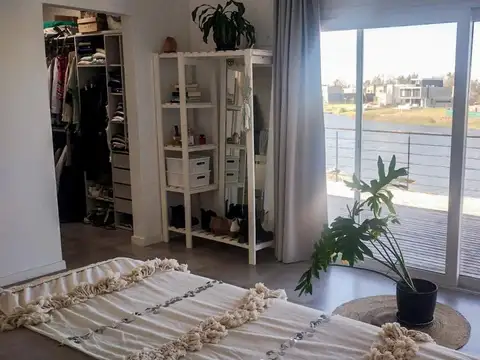 Casa en Alquiler con 4 cocheras