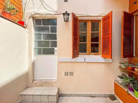 DEPARTAMENTO DE PASILLO DE 2 DORMITORIOS CON PATIO