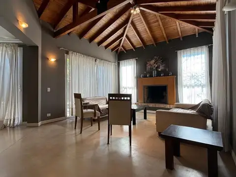 Casa 7 ambientes con 4 baños