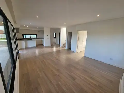 Casa 5 ambientes con 3 baños