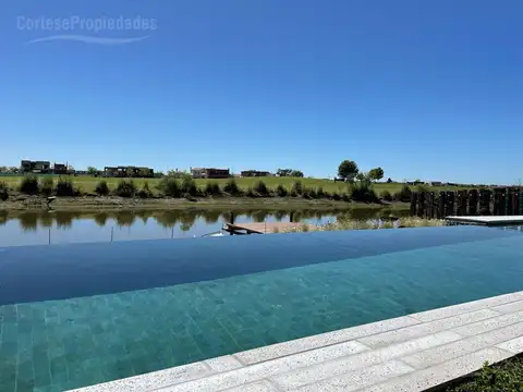 Casa en Alquiler con 2 cocheras
