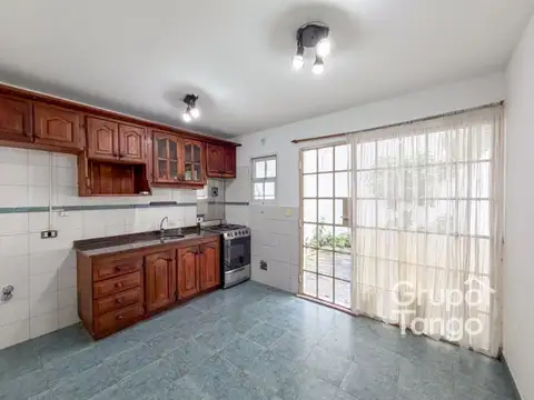 Casa 4 ambientes con 2 baños