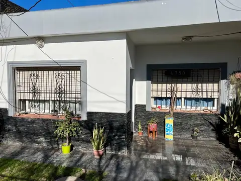 Casa de 4 ambientes + Depto. + Monoambiente, en Merlo