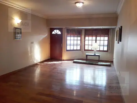 Casa en Alquiler con 2 cocheras