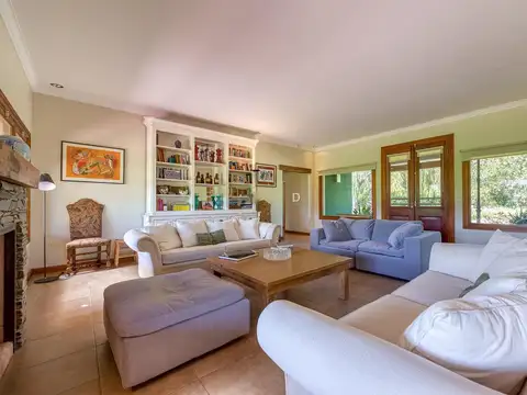 Casa en Venta con 4 cocheras