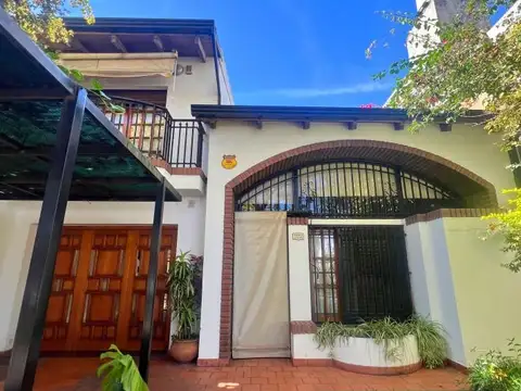 VENTA / PERMUTA casa 3 dormitorios con cochera y piscina