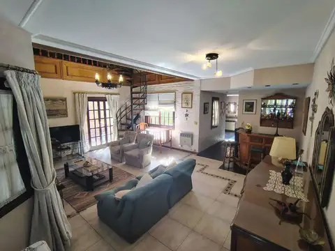 CASA 4 DORM 4 BAÑOS PISCINA FONDO LOTE 10 X 43