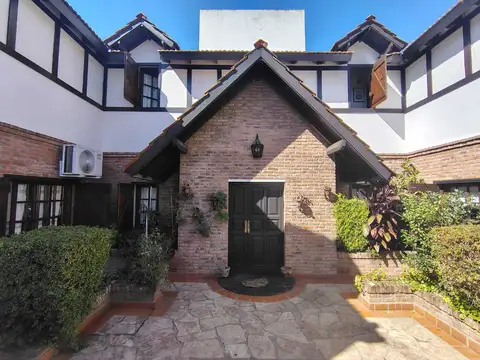 Casa en Venta con 3 cocheras