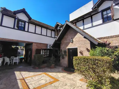 CASA 4 DORM 4 BAÑOS PISCINA FONDO LOTE 10 X 43