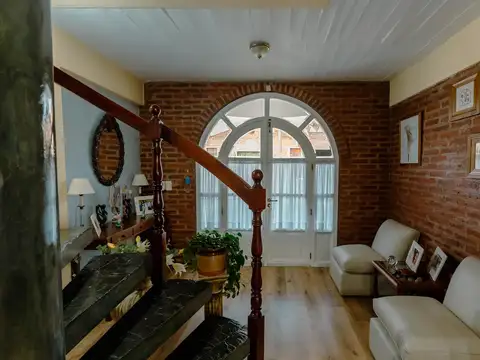 Casa de 5 ambientes con pileta a la venta en lujan centro