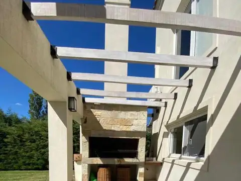Casa en Alquiler con 3 cocheras