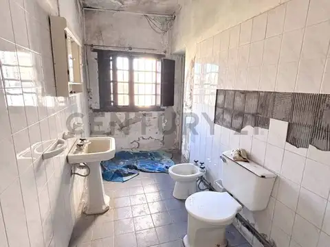 AMPLIO TERRENO CON CASA ANTIGUA A RECICLAR O DEMOLER