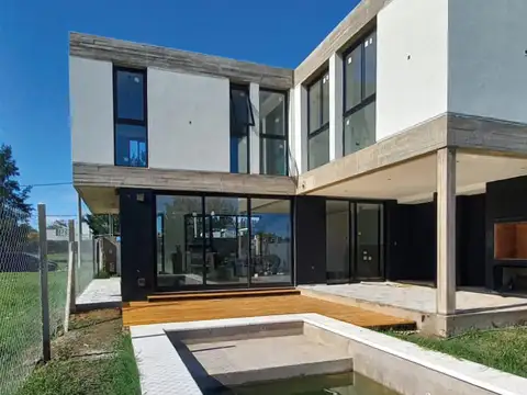 Casa de 3 dormitorios con pileta, en Altos de Don Carlos