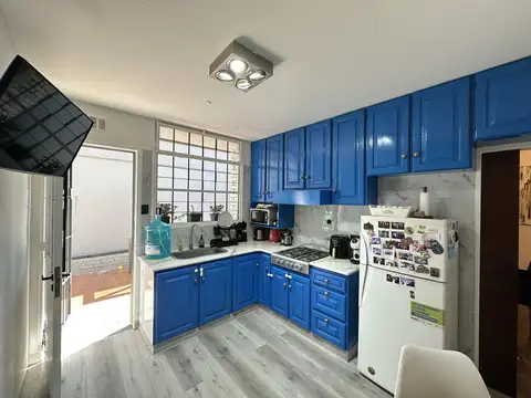 Casa en Venta de 6 ambientes. Terraza con parrilla y patio. Cochera. Pleno Centro Zárate