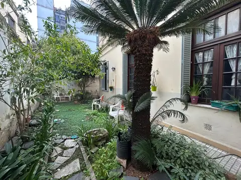 PH  AL FRENTE 6 AMB JARDIN Y COCHERA CABALLITO