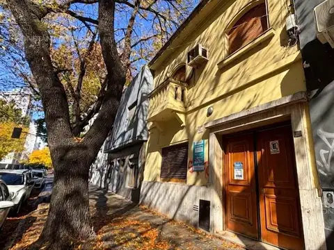 Casa de 4  dormitorios en venta en La Plata