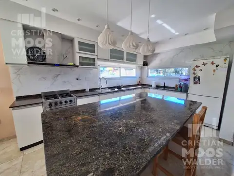 Casa en Venta con 2 cocheras