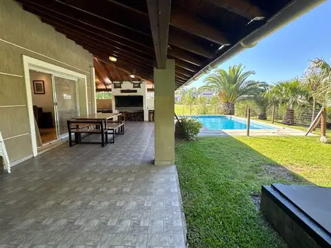 Casa 8 ambientes con 3 baños