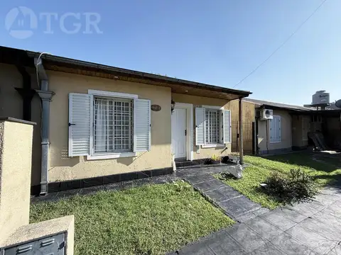 Casa en Altos de Podesta de 4 ambientes con galeria y garage para 2 autos