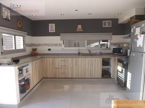 Casa en Venta con 2 cocheras