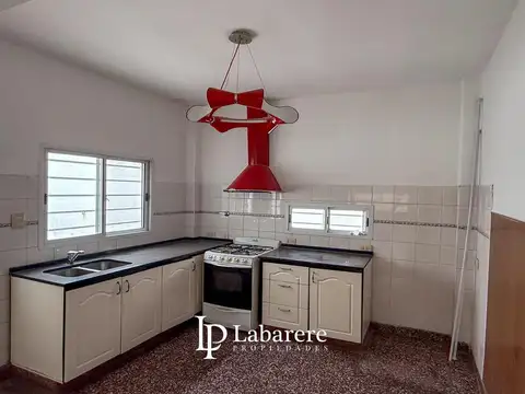 Casa en venta, tres ambientes, patio, terraza, quincho y garaje.