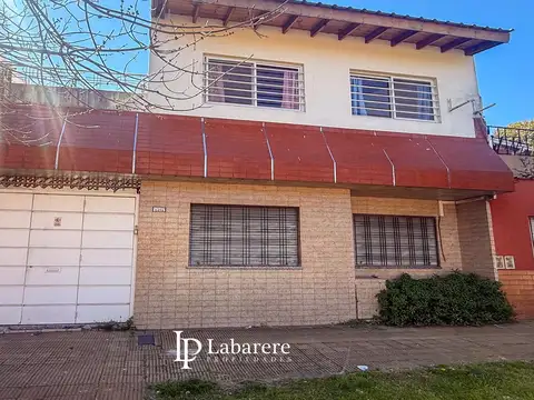 Casa en venta, tres ambientes, patio, terraza, quincho y garaje.