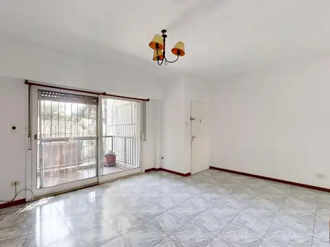 Departamento en Venta 3 Ambientes al frente por Escalera en Olivos con Cochera y Balcon