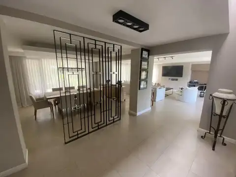 Casa 6 ambientes con 5 baños