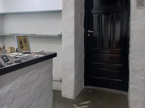 Venta de amplia oficina en calle 8 entre 53 y 54 RETASADA