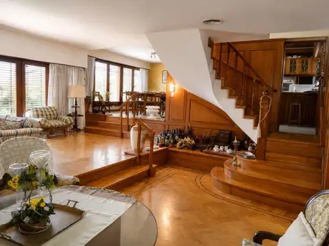 Casa en Venta con 4 cocheras