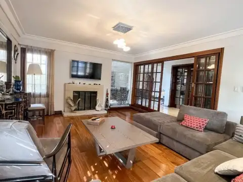 Casa en Alquiler con 3 cocheras