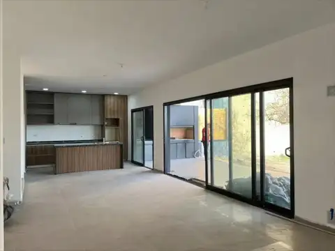 Casa 4 ambientes con 3 baños