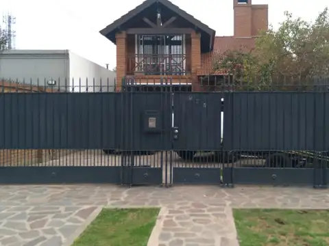 IMPORTANTE Chalet con 3 Dormitorios + Escritorio + Cocheras + Parrilla + Quincho Cubierto + Piscina