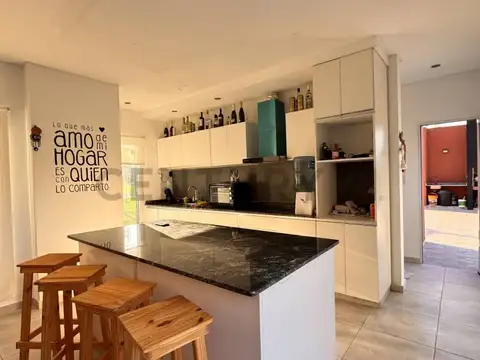 Casa 5 ambientes con 2 baños