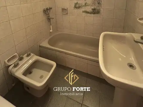 Casa 4 ambientes con 2 baños