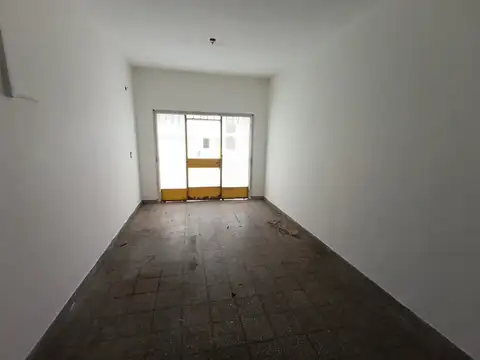 Local en Alquiler en Villa Luzuriaga, $ 900.000