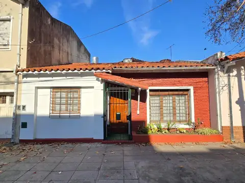 CASA TIPO CHALET EN PLANTA BAJA DE 3 AMBIENTES CON FONDO O PATIO EN VENTA. OLIVOS