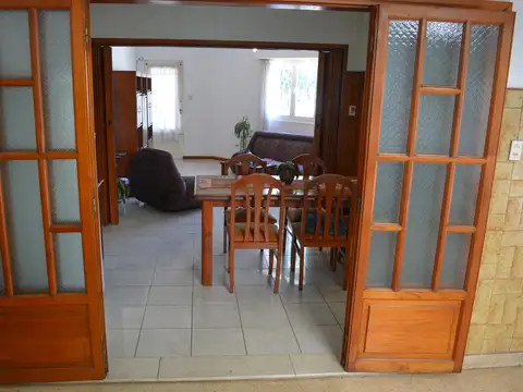 Casa 4 ambientes con 2 baños