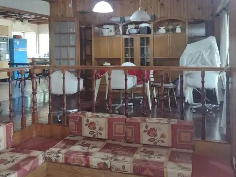 Casa 6 ambientes con 2 baños