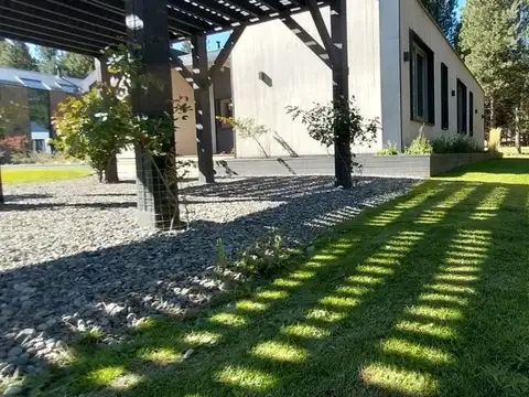 Casa en Alquiler con 3 cocheras