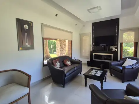 Casa en Venta con 2 cocheras