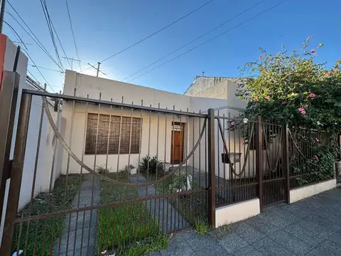 Venta Casa 2 Dormitorios Villa Luzuriaga Con Cochera