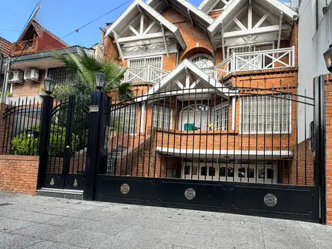 Casa en Alquiler de Categoría en Martinez | 4 Dormitorios | Master Suite | Gran Playroom | Jardín y Pileta